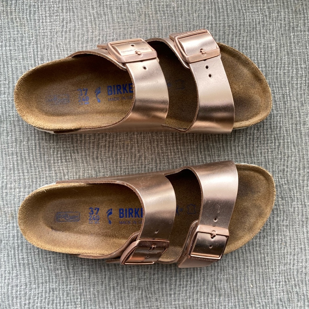 EUC Birkenstock Arizona Rose Gold Metallic sz. 37 Narrow Soft Footbed